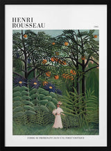 Femme Se Promenant Dans Une Foret Exotique