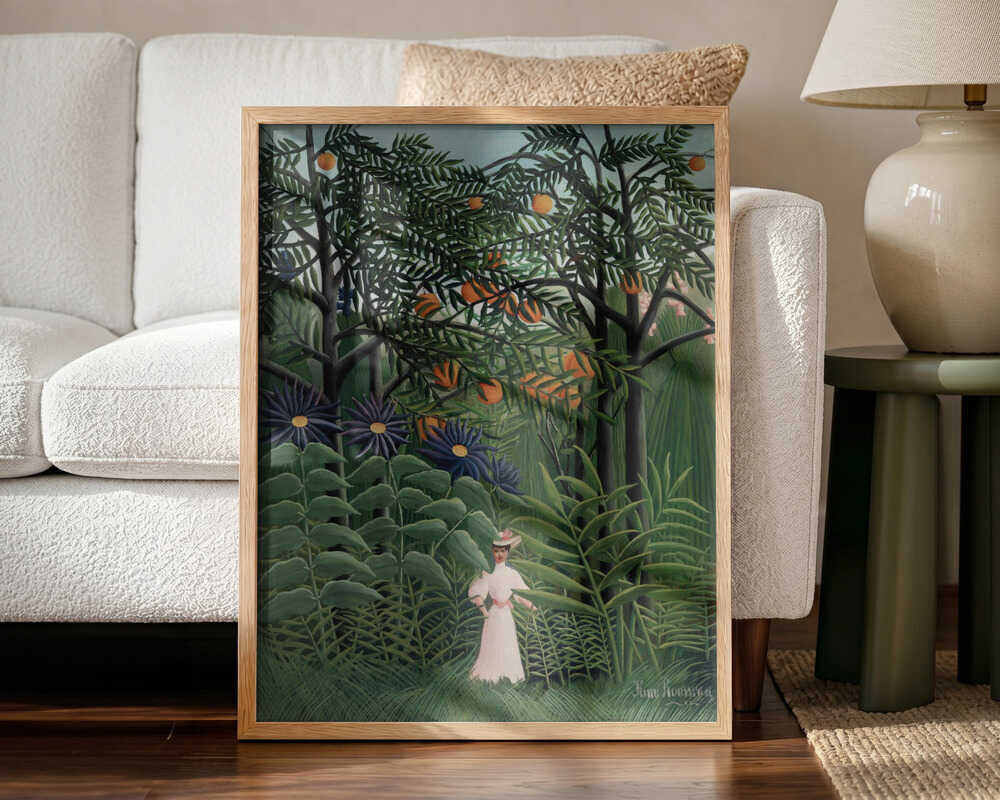 Femme Se Promenant Dans Une Foret Exotique